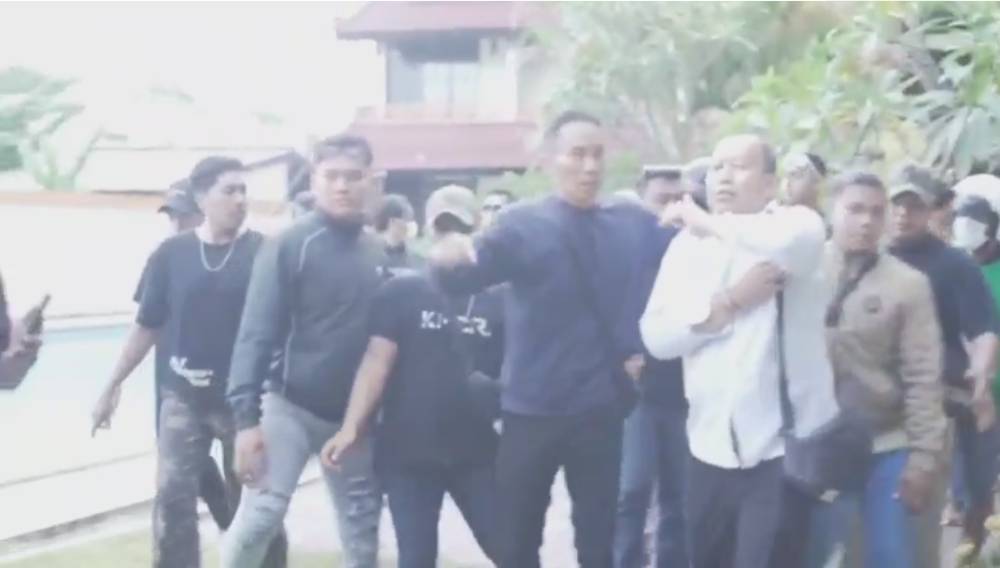 Aktivis Bali, Nyoman Mardika, dibawa sekelompok orang saat People’s Water Forum pada tanggal 20 Mei 2024. (Dok.Istimewa)