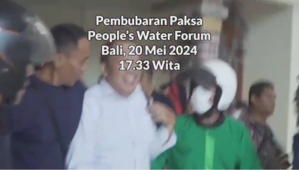 Aktivis Bali, Nyoman Mardika, dibawa sekelompok orang saat People’s Water Forum pada tanggal 20 Mei 2024. (Dok.Istimewa)