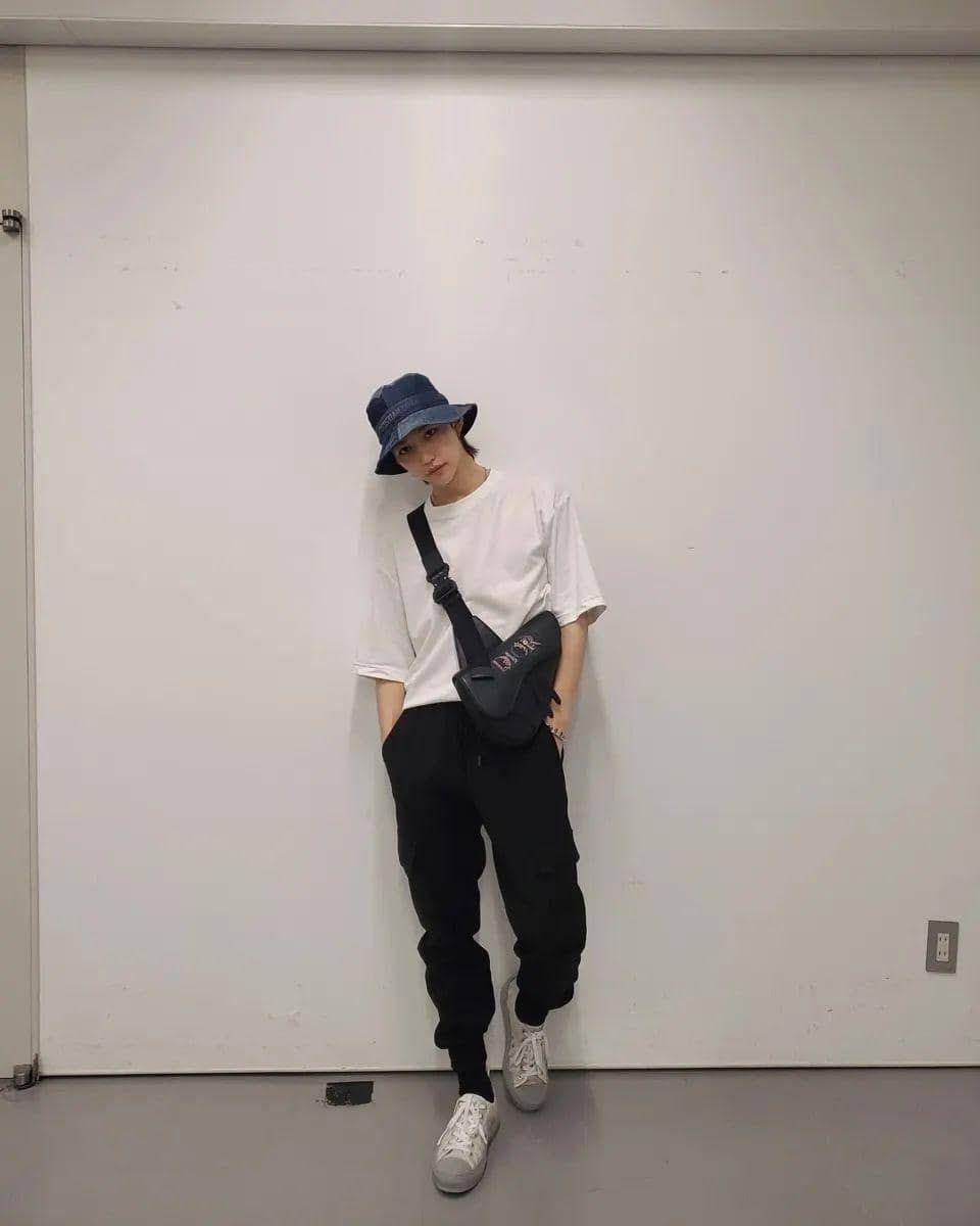 OOTD t-shirt putih ala Felix Stray Kids (instagram.com/realstraykids)
