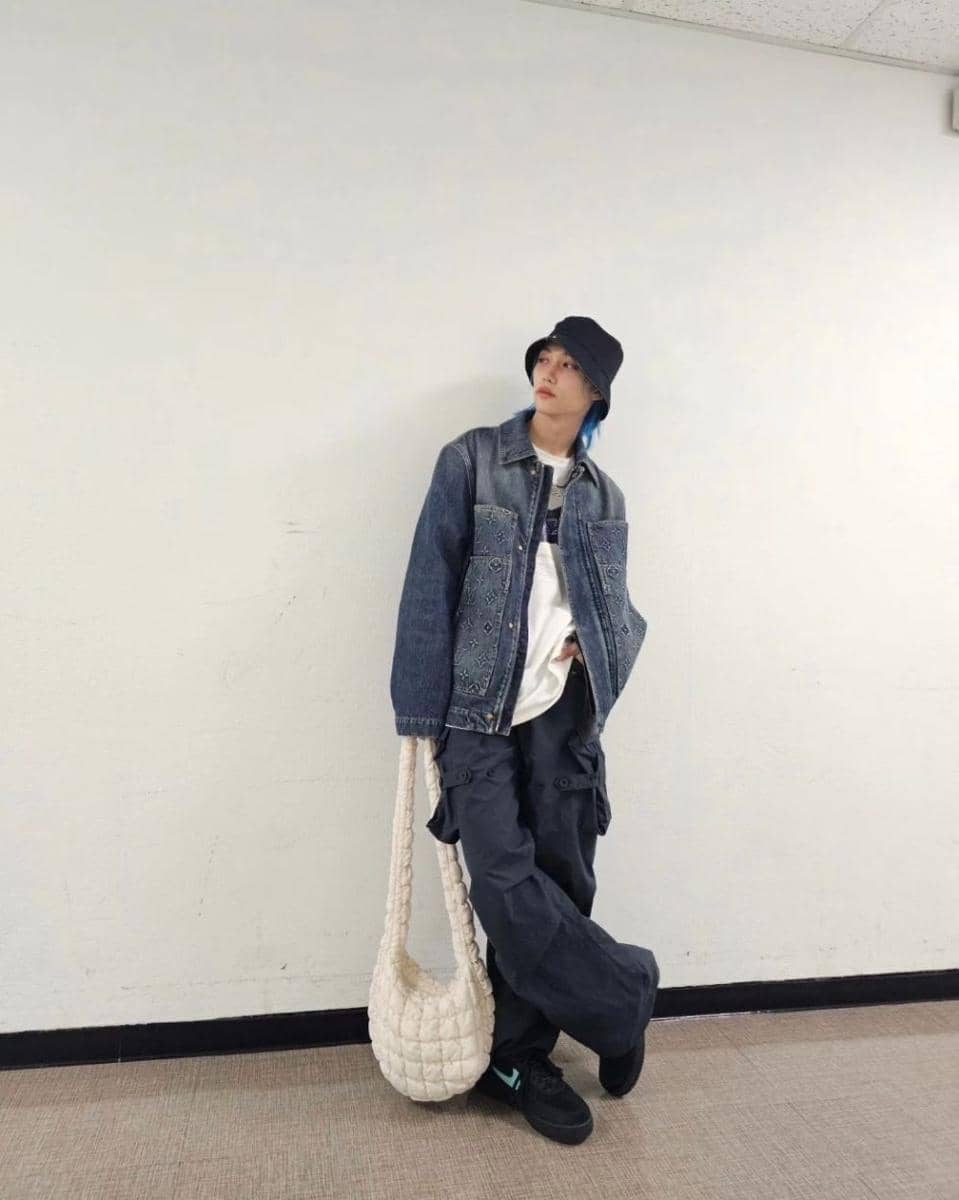 OOTD t-shirt putih ala Felix Stray Kids (instagram.com/realstraykids)