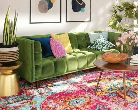 ilustrasi karpet merah dan sofa berwarna hijau zaitun (unsplash.com/Spacejoy)