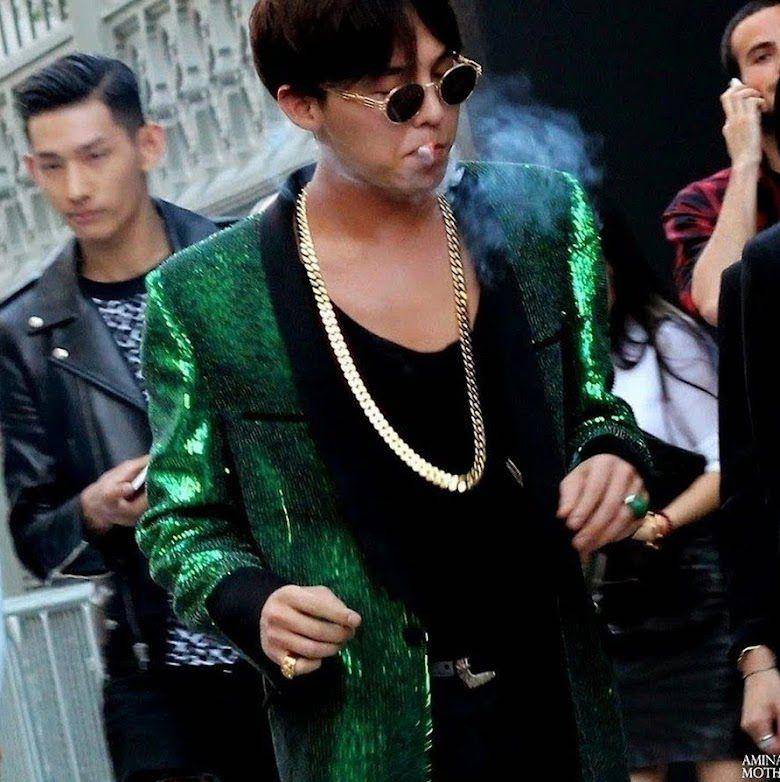 potret G-Dragon yang tengah merokok dalam perhelatan Saint Laurent Show di Paris Fashion Week 2014 (koreaboo.com)