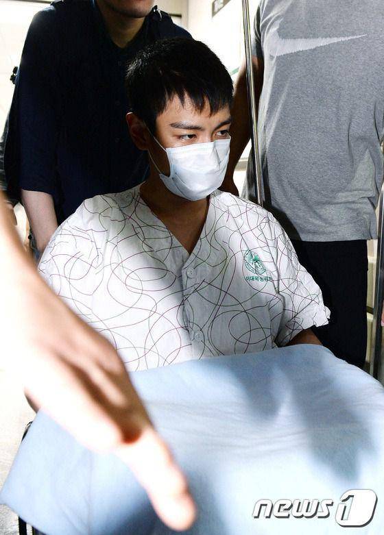 T.O.P sempat dilarikan ke rumah sakit akibat overdosis obat penenang pada tahun 2017 (koreaboo.com)
