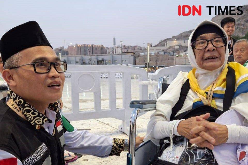 Kepala Daker Makkah, Khalilurrahman, saat berbincang dengan Jemaah Haji pada Jumat (24/5/2024). (IDN Times/Faiz Nashrillah)