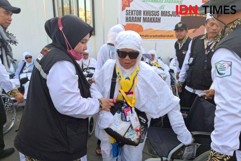 Jasa kursi dorong resmi di Masjidil Haram untuk kebutuhan jemaah. (IDN Times/Faiz Nashrillah)