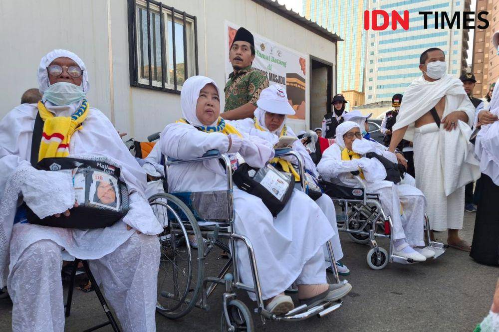 Jasa kursi dorong resmi di Masjidil Haram untuk kebutuhan jemaah. (IDN Times/Faiz Nashrillah)