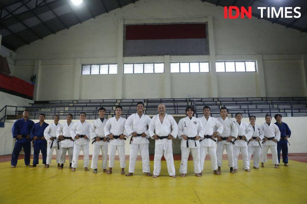 Atlet dan pelatih pelatda judo Sumatra Utara (IDN Times/Doni Hermawan)