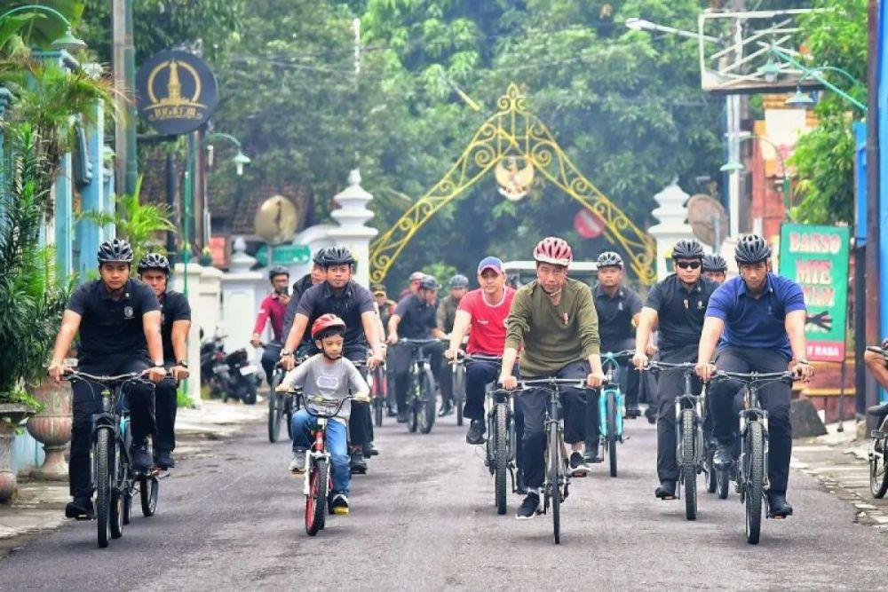 Jokowi Bersepeda Keliling Kota Yogyakarta hingga Makan di Kopi Klotok