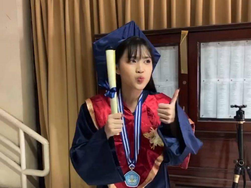 8 Potret Wisuda SMA Ella JKT48, Lolos SNBP dan Lanjut Kuliah di PTN!