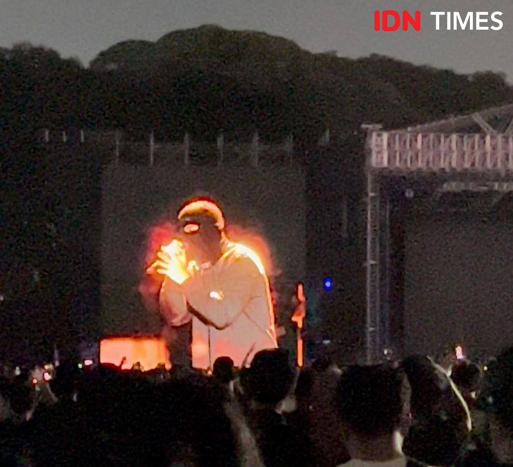 Vokalis Avenged Sevenfold, Matt Shadows mengenakan topeng ski saat buka konser di Jakarta (IDN Times/Ridwan Aji Pitoko)