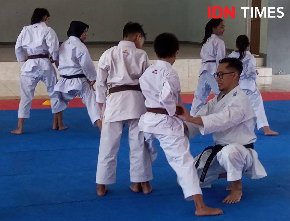 Angga Firman ketika membenahi teknik pada atlet karate aski cilacap, Minggu (26/5/2024).(IDN Times/Cokie Sutrisno)