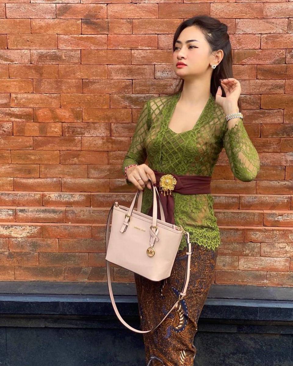 gaya kebaya ala Nindy Pricilia (instagram.com/nindypricilia)