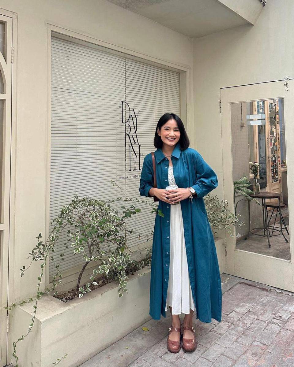 ide mix and match rok putih ala Jesica Ceren (instagram.com/jesicaceren)