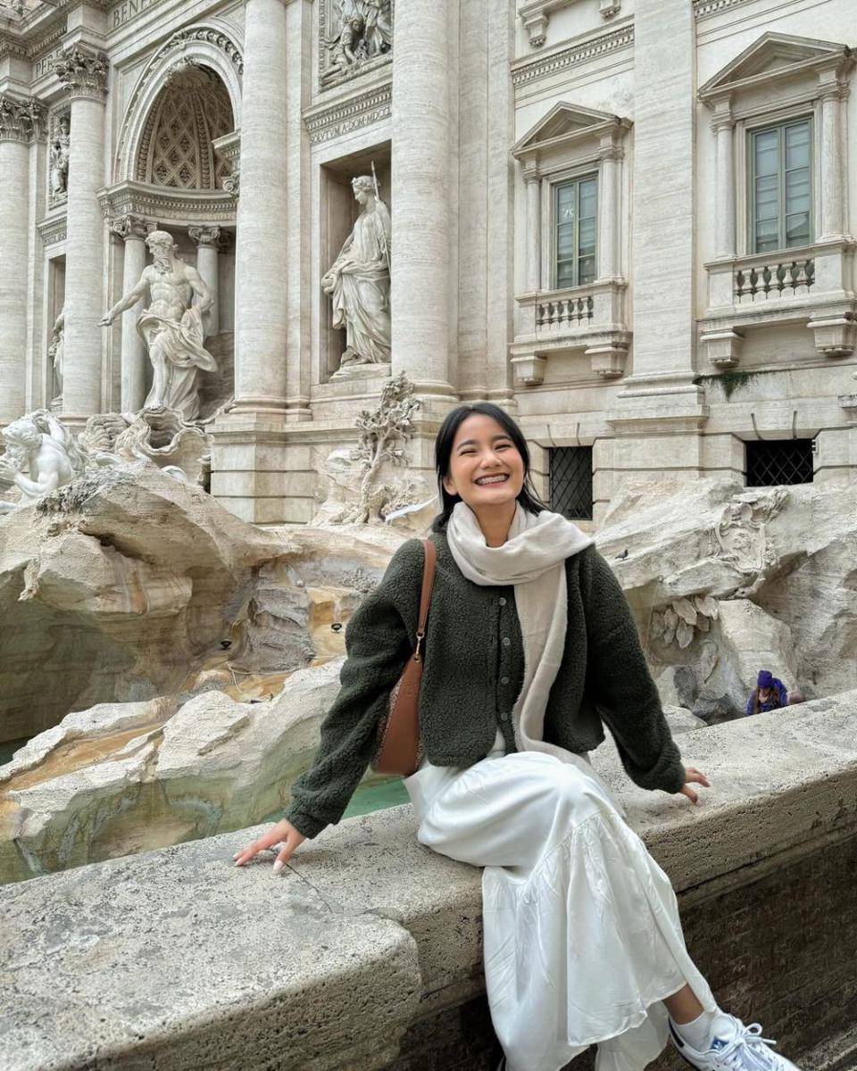 ide mix and match rok putih ala Jesica Ceren (instagram.com/jesicaceren)