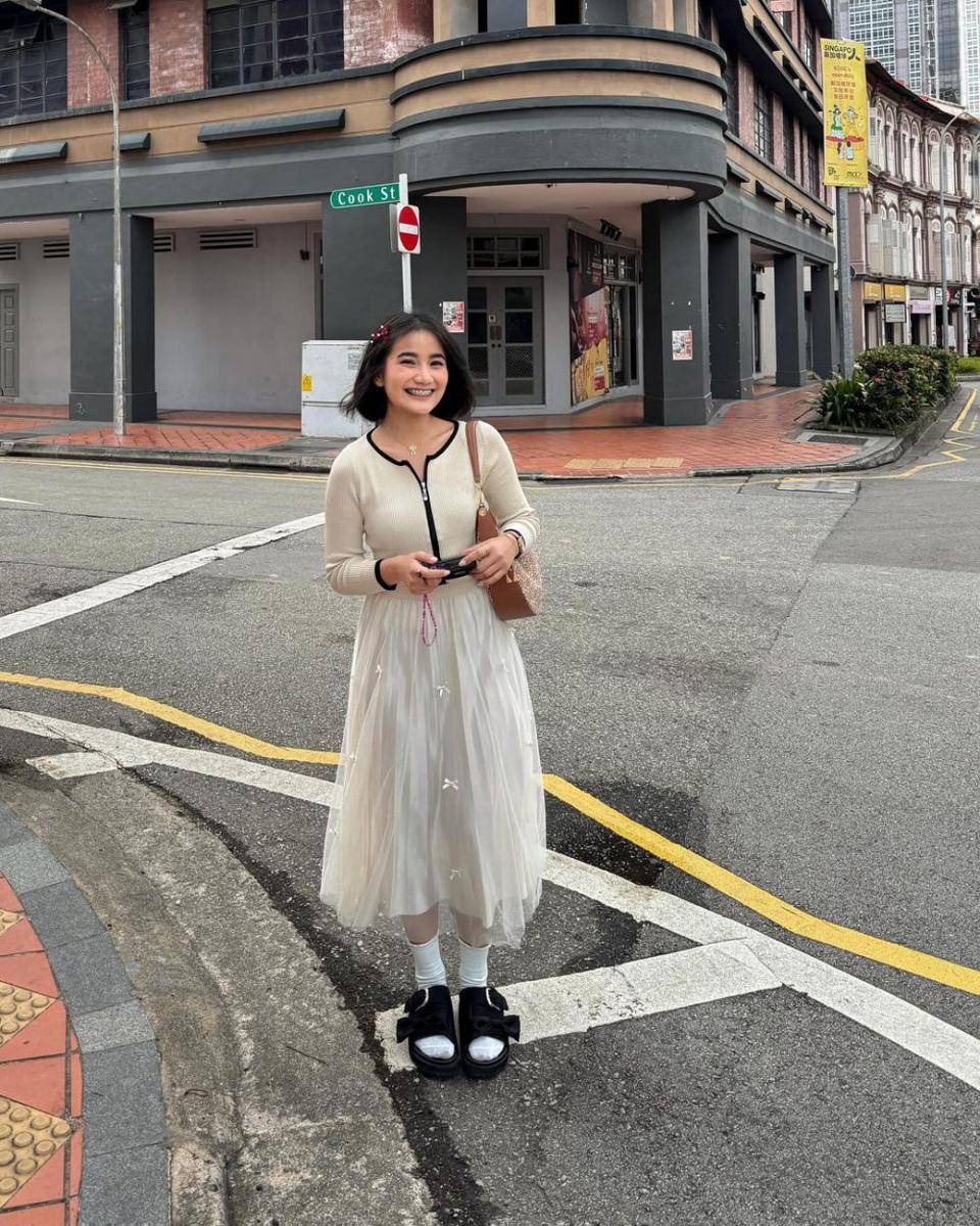 ide mix and match rok putih ala Jesica Ceren (instagram.com/jesicaceren)