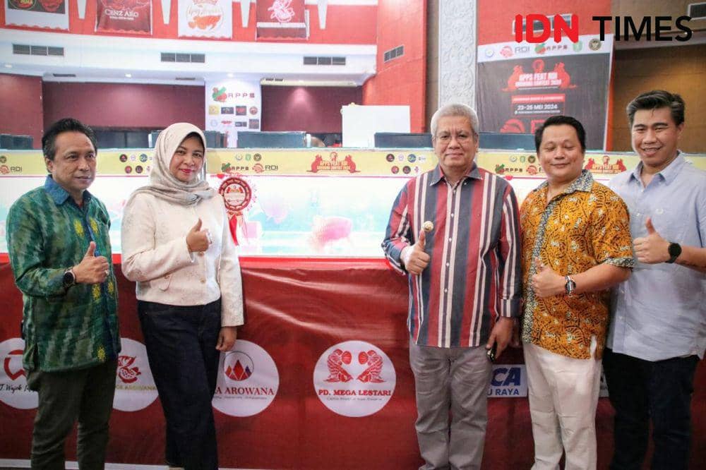 Pj Gubernur Kalbar, Harisson mengunjungi pameran ikan hias Arwana. (IDN Times/adpim).