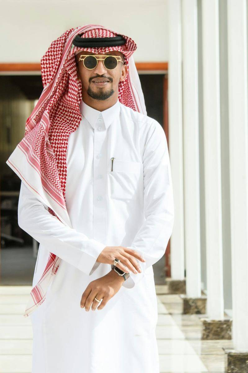 ilustrasi pria Arab menggunakan thawb dengan ghutrah (Unsplash.com/Abdulrhman Alkhnaifer)