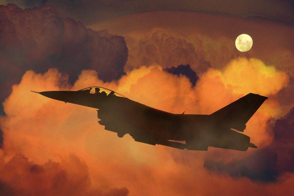 ilustrasi pesawat melintas di awan (pixabay.com/ArtTower)
