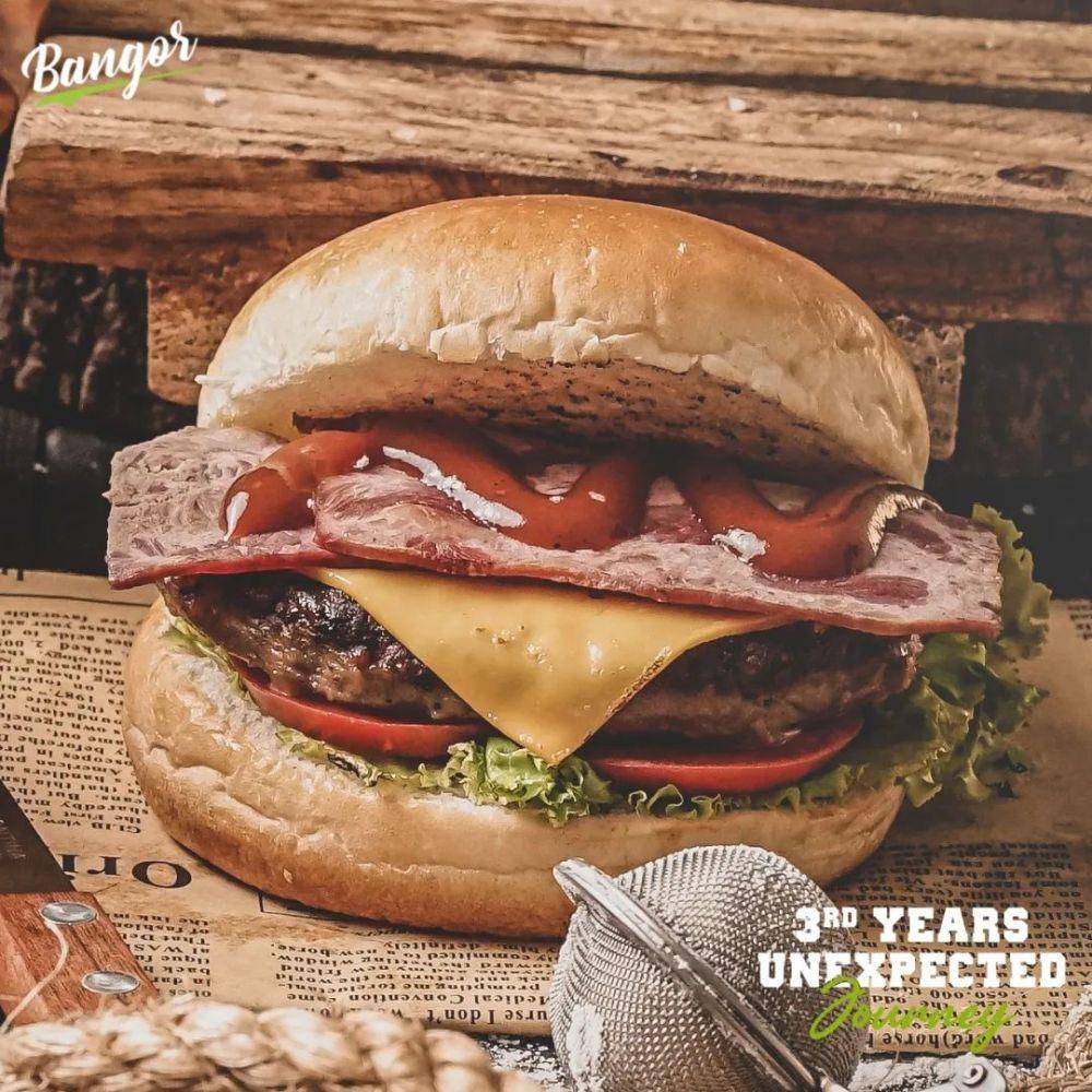 ilustrasi burger BBQ Smoked Beef Cheese dari Burger Bangor (instagram.com/burgerbangor)