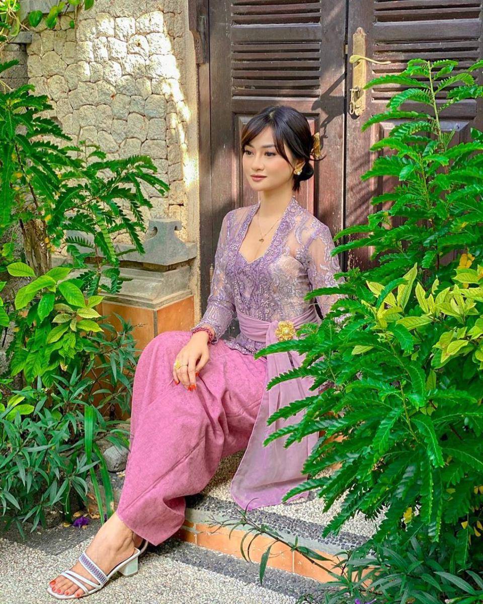 gaya kebaya ala Nindy Pricilia (instagram.com/nindypricilia)