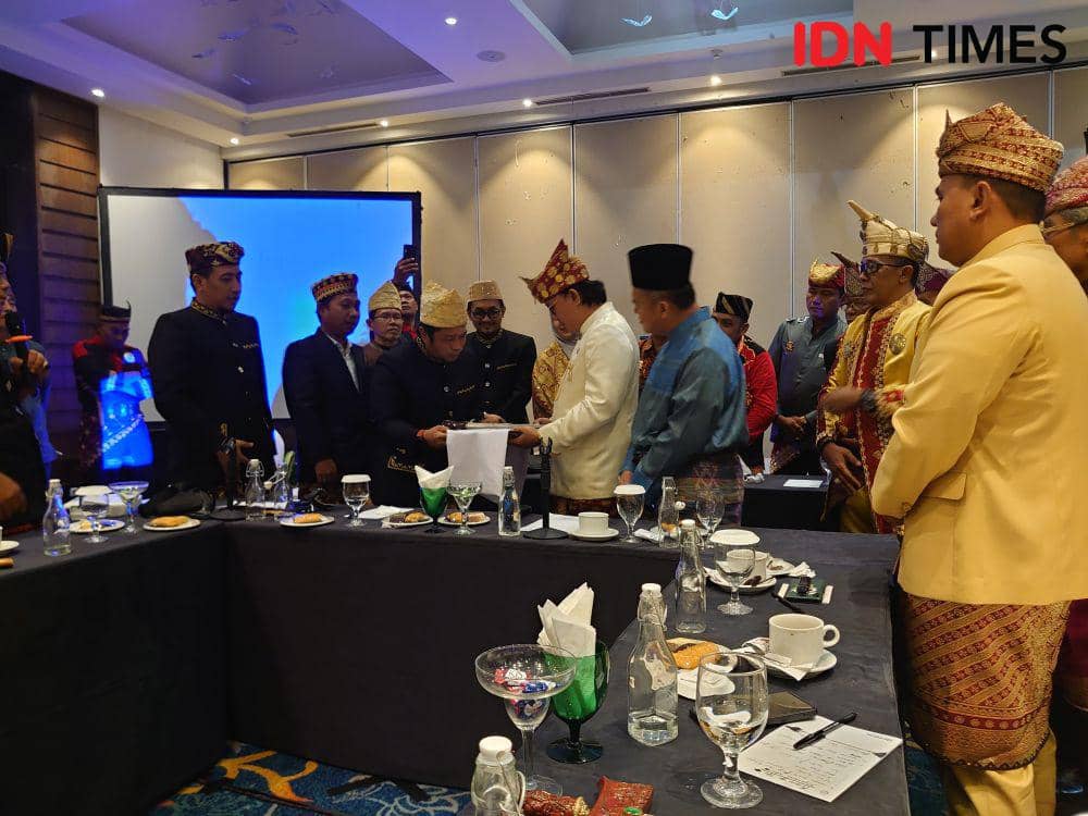 Musyawarah penyelesaian polemik Maskot Pilkada 2024 KPU Kota Bandar Lampung bersama para tokoh adat Saibatin dan Pepadun se-Provinsi Lampung di Ballroom Hotel Sheraton, Lampung di Kota Bandar Lampung, Sabtu sore (25/5/2024) (IDN Times/Silviana)