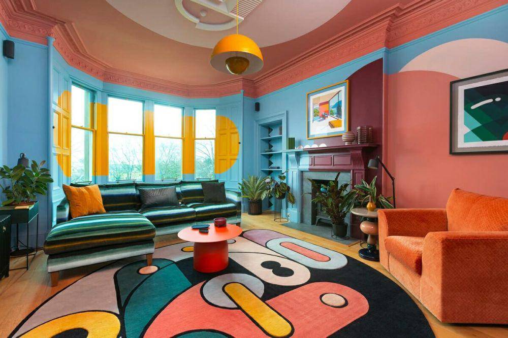 Kombinasi berbagai jenis warna pada satu ruangan (decorilla.com)