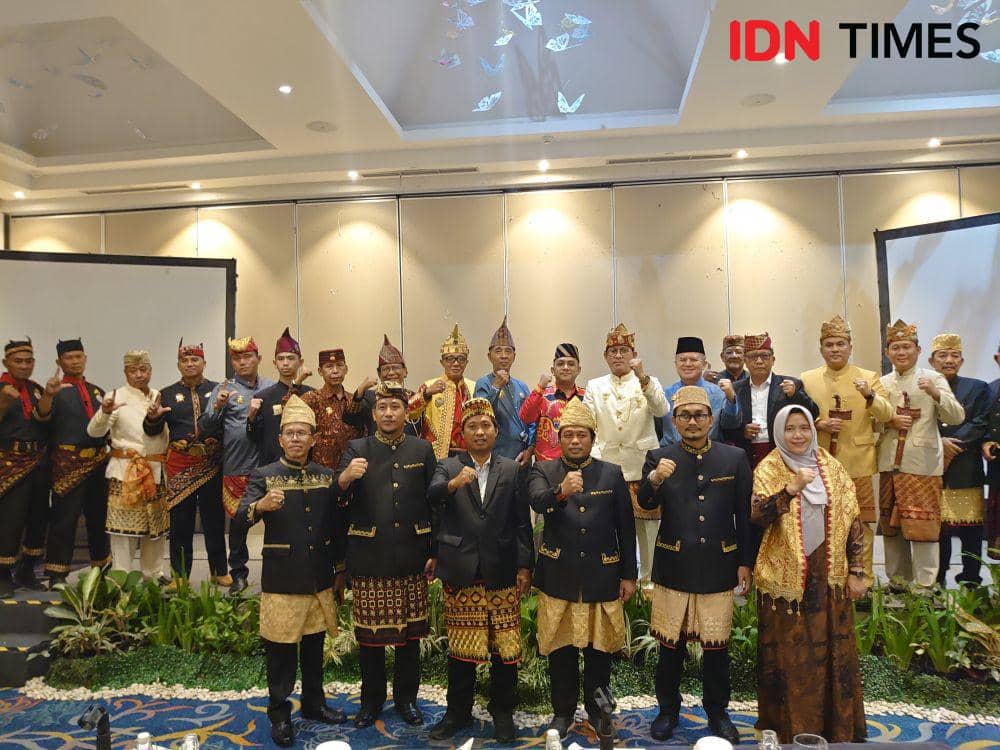 Musyawarah penyelesaian polemik Maskot Pilkada 2024 KPU Kota Bandar Lampung bersama para tokoh adat Saibatin dan Pepadun se-Provinsi Lampung di Ballroom Hotel Sheraton, Lampung di Kota Bandar Lampung, Sabtu sore (25/5/2024) (IDN Times/Silviana)