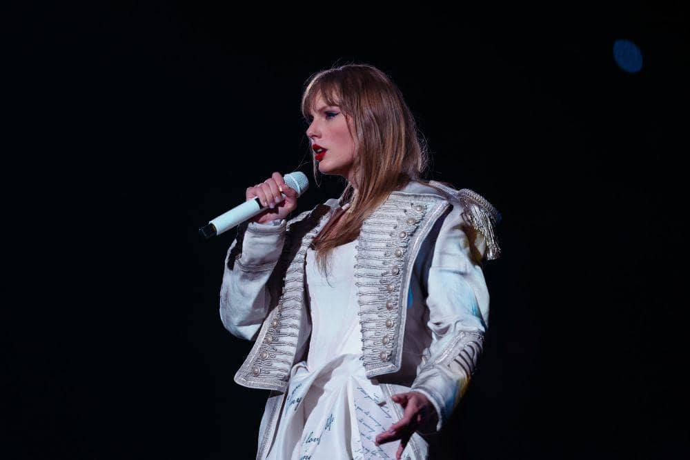 Taylor Swift saat menampilkan album The Tortured Poets Department