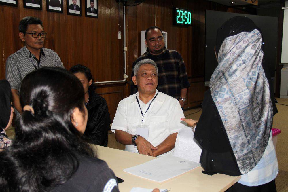 Bakal calon gubernur Kalimantan Barat Muda Mahendrawan (kedua kanan) berbicara dengan anggota KPU saat mendaftar di KPU Provinsi Kalimantan Barat di Pontianak, Minggu (12/5/2024). ANTARA FOTO/Jessica Wuysang/rwa