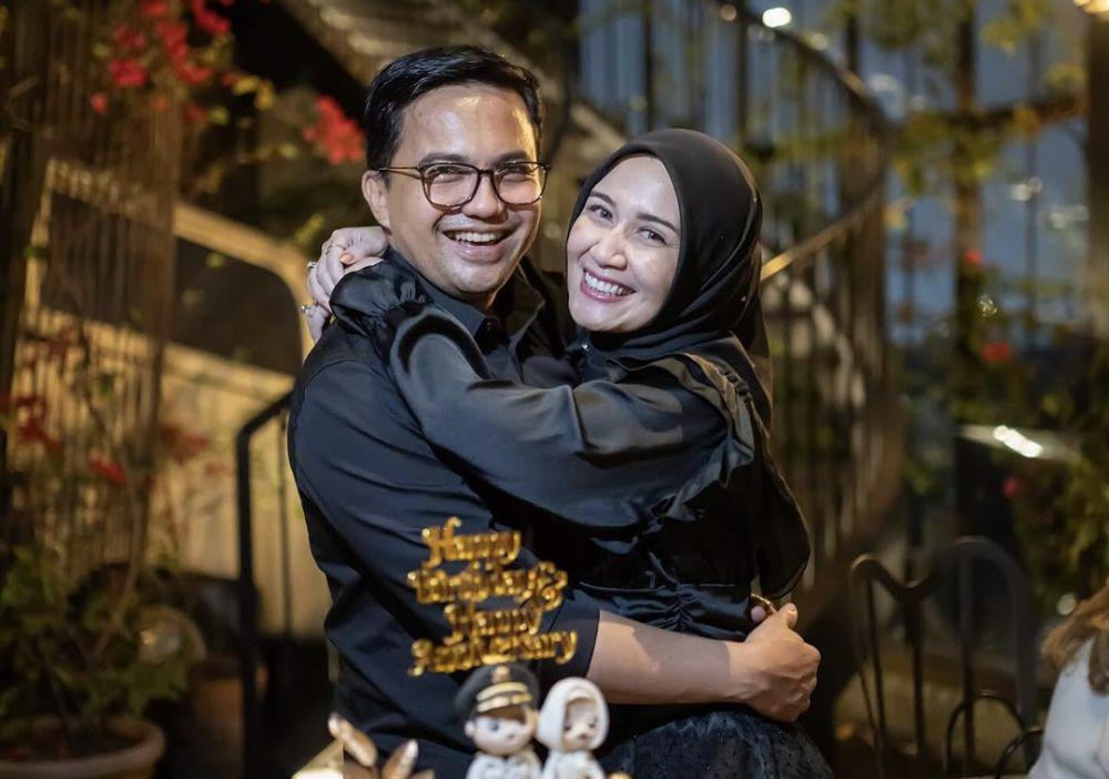 8 Potret Kejutan Ultah ke-48 Sahrul Gunawan, Sekalian Anniv Pernikahan