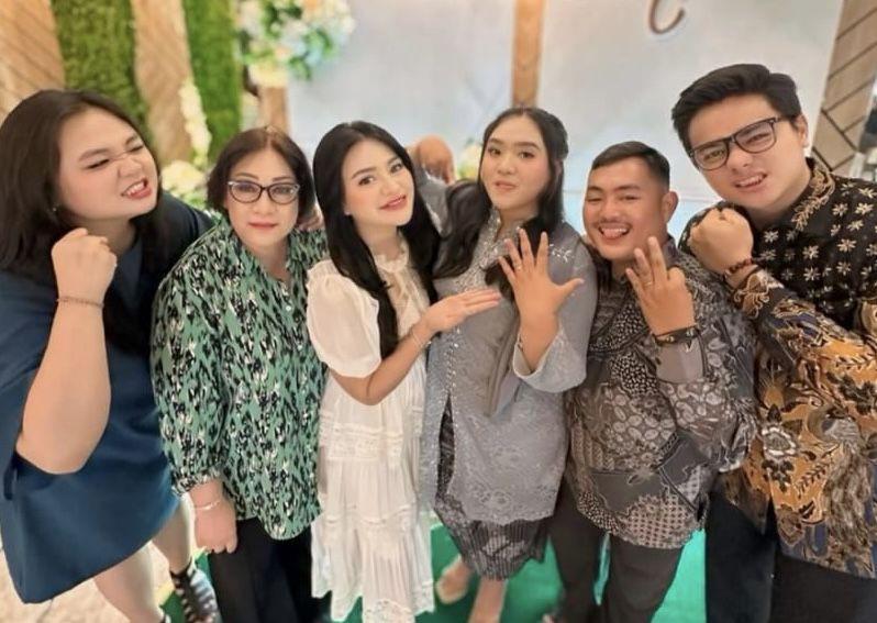 8 Potret Lamaran Nadya Adik Nathalie Holscher, Digelar Sederhana