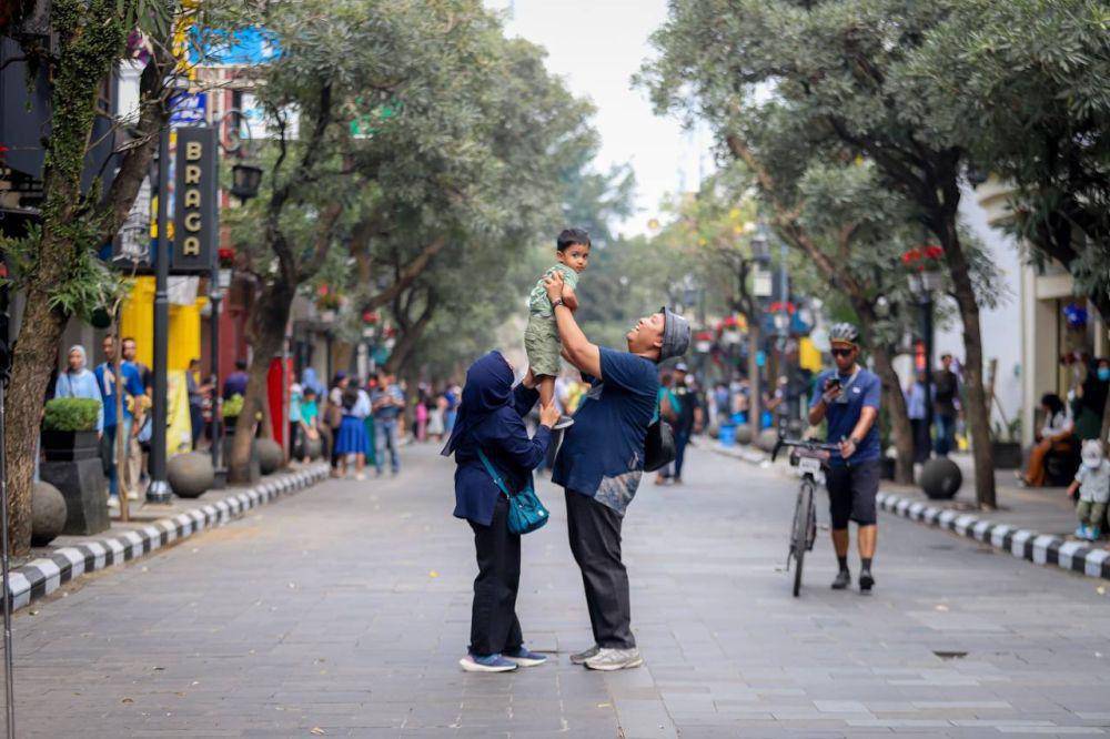 Suasana "Braga Beken" yang diadakan setiap akhir pekan di Jalan Braga, Kota Bandung (bandung.go.id)