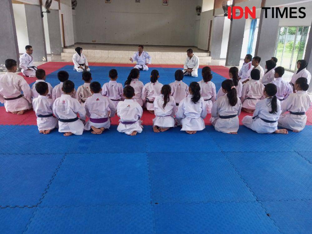 Para pengurus karate aski cilacap yang datangkan pelatih mantan dna mantan atlet nasional, Minggu (26/5/2024).(IDN Times/Cokie Sutrisno)