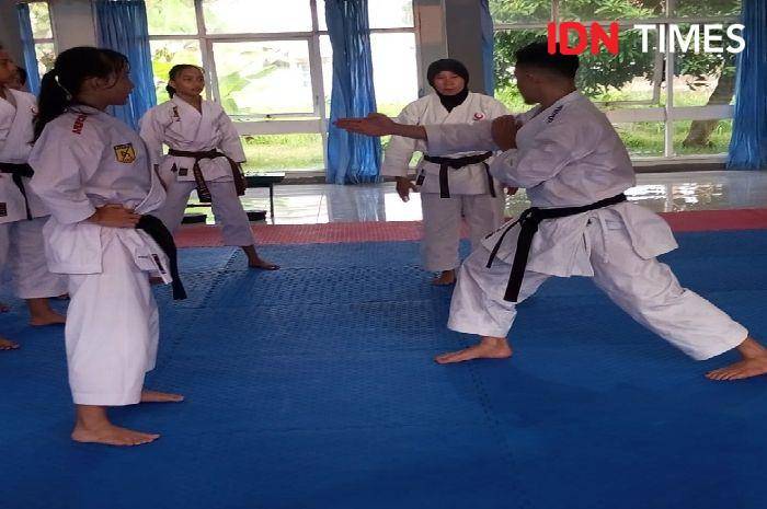 Angga Firman saat memperagakan teknik pukulan nukite pada pelatih dan atlet karate Cilacap, Minggu (26/5/2014).(IDN Times/Cokie Sutrisno)