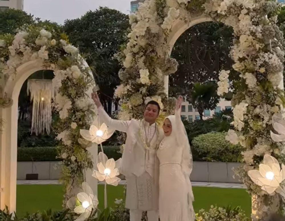 7 Dekorasi Pernikahan Melody Prima, Berhias Bunga Serba Putih
