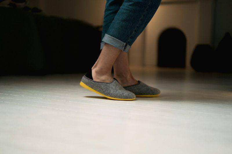 gambar orang memakai sandal di dalam rumah (unsplash.com/mahabis footwear)