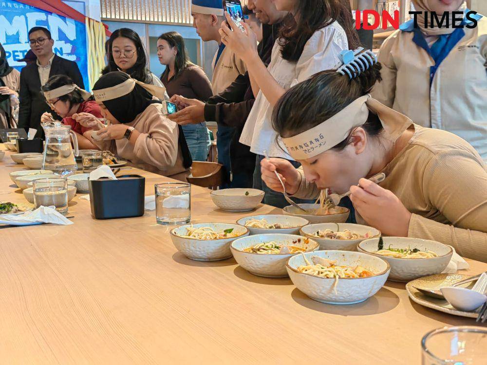 Lomba makan ramen di Mangano Restaurant Solo Baru. (IDN Times/Larasati Rey)