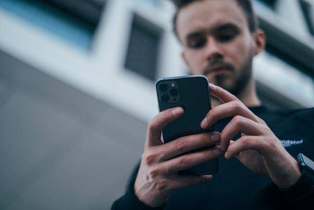 gambar orang dengan smartphone-nya (unsplash.com/Jonas Leupe)