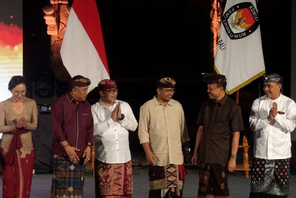 Ketua Divisi Teknis KPU RI Idham Holik (tengah) berbincang dengan Sekretaris Daerah (Sekda) Bali Dewa Made Indra (kedua kanan) yang saksikan Inspektur Utama KPU RI Nanang Priyatna (ketiga kiri), dan Ketua KPU Provinsi Bali I Dewa Agung Gede Lidartawan (kedua kiri) di sela Peluncuran Tahapan Pemilihan Gubernur dan Wakil Gubernur Bali Tahun 2024 di Taman Werdhi Budaya Art Centre, Denpasar, Bali, Minggu (5/5/2024). ANTARA FOTO/Nyoman Hendra Wibowo/nym.