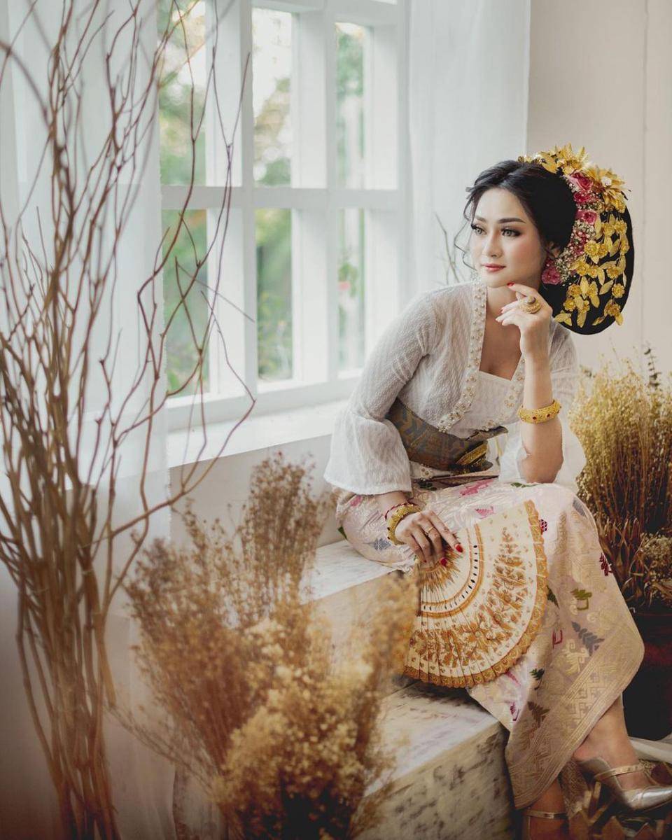 gaya kebaya ala Nindy Pricilia (instagram.com/nindypricilia)