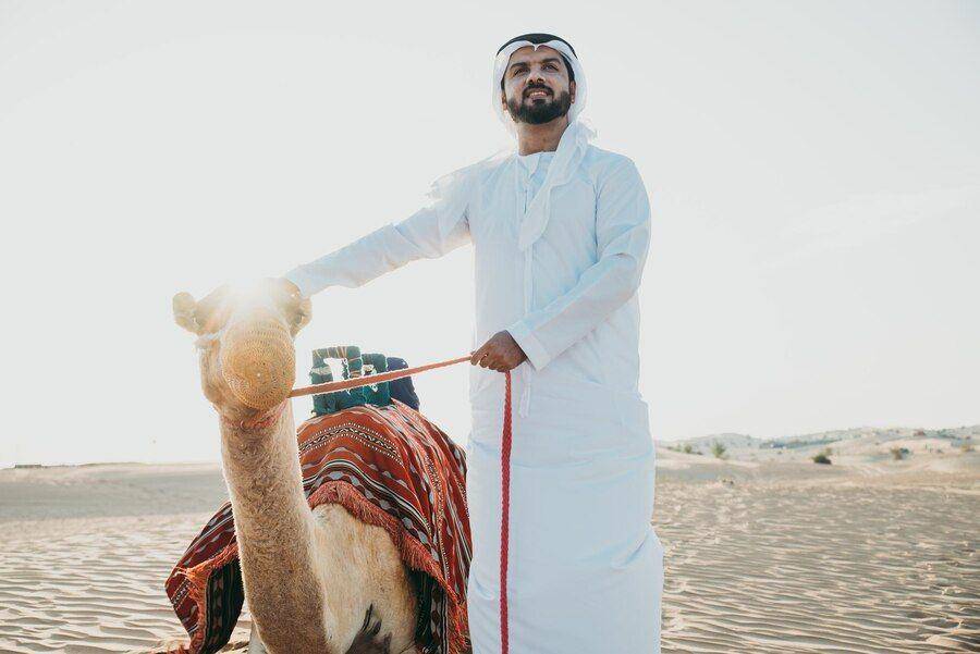 ilustrasi pria Arab mengenakan thawb di gurun (Freepik.com/EyeEm)