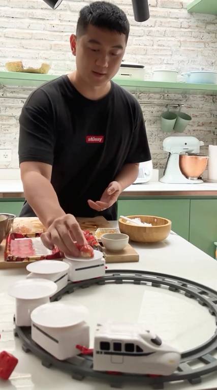 potret Chef Arnold jadi chef sushi pribadi keluarga kecilnya (instagram.com/arnoldpo)