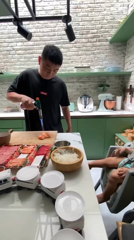 potret Chef Arnold jadi chef sushi pribadi keluarga kecilnya (instagram.com/arnoldpo)