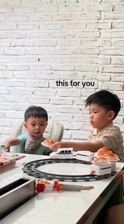 potret Chef Arnold jadi chef sushi pribadi keluarga kecilnya (instagram.com/arnoldpo)