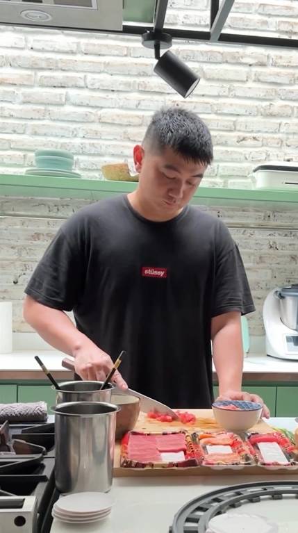 potret Chef Arnold jadi chef sushi pribadi keluarga kecilnya (instagram.com/arnoldpo)