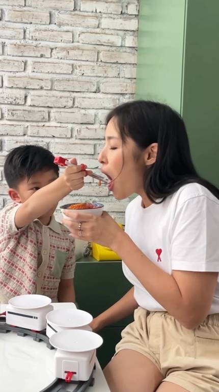 potret Chef Arnold jadi chef sushi pribadi keluarga kecilnya (instagram.com/arnoldpo)
