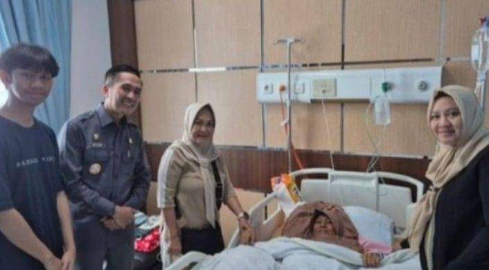 Ratu Dewa sempat menjenguk almarhum Ibu Tito Karnavian (Dok. Pribadi)