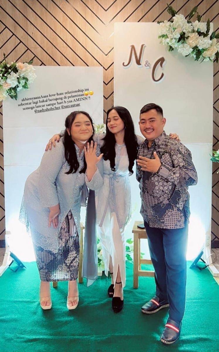 Gaya lamaran Nadya, adik Nathalie Holscher (instagram.com/kareninafransiscaa)