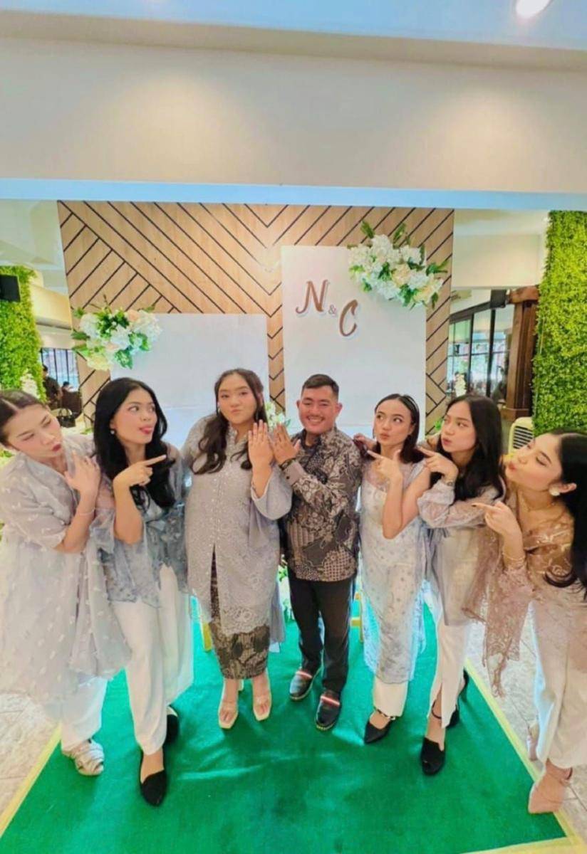 Gaya lamaran Nadya, adik Nathalie Holscher (instagram.com/kareninafransiscaa)