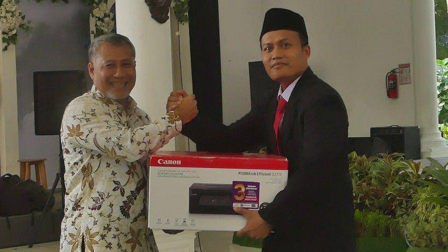 Pj Bupati Temanggung Hary Agung Prabowo serahkan secara simbolis pinjaman fasilitas laptop dan printer untuk Panswascamkepada Ketua Bawaslu Temanggung Rony Nefriadi. (Dok Humas Pemkab Temanggung)
